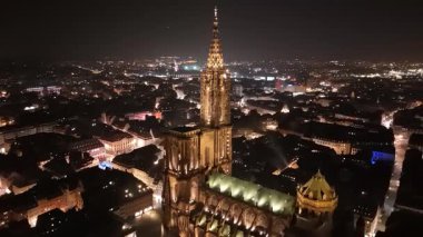 Strasbourg Leydisi 'nin nefes kesici katedraline hayran kaldım. Gece gökyüzüne karşı güzelce aydınlatılmış..