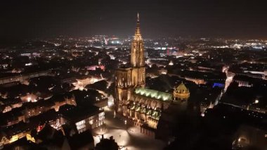 Strasbourg 'un büyüleyici şehrinin ortasında, Leydimizin Katedrali geceleri ışıl ışıl parlıyor. Görkemli mimarisi, yanıp sönen ışıklar ve hareketli etkinliklerle çevrili seyircileri cezbediyor..