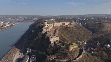 Almanya 'nın Koblenz kentindeki Ren ve Moselle nehirlerinin birleşimine bakan Ehrenbreitstein Kalesi' nin çarpıcı manzarasını izleyin. Bu tarihi yerin güzelliği herkesi cezbediyor..