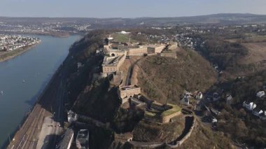 Koblenz 'deki Ren ve Moselle nehirlerine bakan Ehrenbreitstein Kalesi' ni keşfedin. Nefes kesici manzaranın, zengin tarihin ve Rhineland-Palatinate 'ın görkemli manzarasının tadını çıkarın..