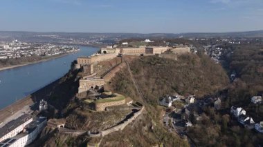 Ren ve Moselle nehirlerine tepeden bakan görkemli Ehrenbreitstein Kalesi 'nin bulunduğu Koblenz' in nefes kesici manzarasını deneyin..