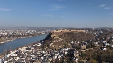 Ehrenbreitstein Kalesi 'nden Ren ve Moselle nehirlerine bakan nefes kesici panoramalar. Koblenz 'in güzelliğini ve Almanya' daki tarihi önemini keşfedin..