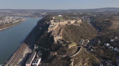 Ehrenbreitstein Kalesi 'nden bakarken Koblenz' in büyüleyici manzaralarını keşfedin. Ren ve Moselle nehirlerinin kesişimlerini canlı Rhineland-Palatinate nehrinde yaşayın..