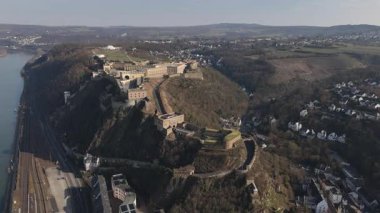 Koblenz 'e tepeden bakan Ehrenbreitstein Kalesi' ne çıkarken nefes kesici manzaralar keşfedin. Ren ve Moselle nehirlerinin Rhineland-Palatinate 'deki çarpıcı manzarasının tadını çıkarın..