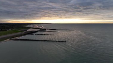 Durgun sabah ışığı Zeeland kıyılarını yıkıyor, sakin Kuzey Denizi 'ni aydınlatıyor..