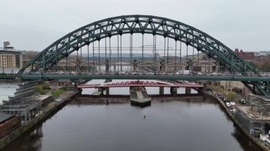 Newcastle 'ın, Tyne üzerindeki çarpıcı mimarisine hayret ediyorum. Simgesel köprüler, canlı şehir manzarasını Gateshead Glasshouse Uluslararası Müzik Merkezi' ne bağlıyor. Kültürel ahenk sergiliyor..