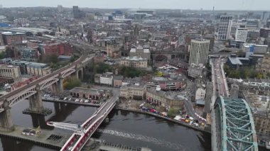 Newcastle 'ı keşfedin Tynes' ın göz kamaştırıcı ufuk çizgisi, ikonik köprüleri ve Gateshead Uluslararası Müzik Merkezi 'nin modern mimarisi.