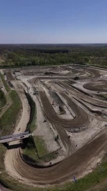 Axel, Hollanda 'da motosiklet yarışının heyecanını yaşayın, sürücüler açık mavi gökyüzünün altındaki zorlu toprak pistte gezinirken. Adrenalin ve yetenek bu heyecan verici olayda çarpışıyor..