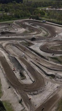 Motocross hayranları, Hollanda 'nın Axel kentindeki heyecan verici bir pistte etkileyici yetenekler sergilemek için toplandılar. Sürücüler zorlu arazide yol alırlar, bu canlı yolda heyecan izleri bırakırlar..