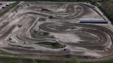 Motokros meraklıları, Hollanda, Axel 'deki kıvrımlı kumları yararak yeteneklerini ve hızlarını sergiliyorlar..