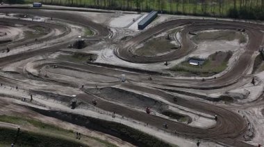 Hollanda, Axel 'de motosiklet yarışçılarının zorlu motokros pistine girişini izleyin. Yetenekli manevralar ve adrenalinle dolu anlar bu heyecan verici sporun heyecanını gözler önüne seriyor..