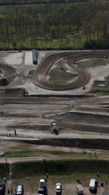 Axel, Hollanda 'da motokros yarışının heyecanını keşfedin. Sürücüler, heyecan verici bir olay sırasında bu dinamik pistte zorlu arazilerle ve etkileyici gösterilerle mücadele ederler..