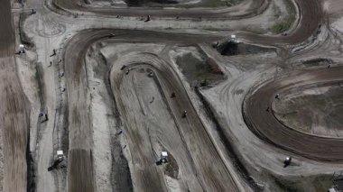 İzleyiciler Axel 'de açık mavi gökyüzünün altında heyecan verici motokros yarışlarına tanıklık etmek için toplandılar. Sürücüler yeteneklerini zorlu pistte sergiliyorlar ve Mayıs 'ta unutulmaz bir deneyim yaratıyorlar..