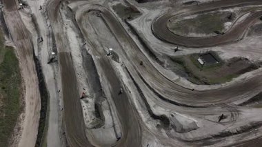 Sürücüler, Mayıs 'ta gün ışığı altında Hollanda, Axel' deki bir motokros yarışında heyecan verici virajlarda ve dönüşlerde gezinirler..