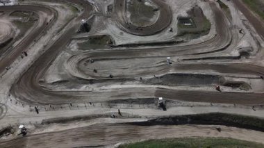 Axel, Hollanda 'daki zorlu pistte motosiklet yarışçıları gibi heyecan verici bir deneyim. Yarışmacılar dinamik bir yarış atmosferinde yeteneklerini sergilerken güneş parlıyor..