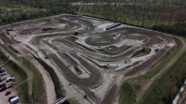 Mayıs ayının sıcak güneşi altında Hollanda, Axel 'de motokros yarışı deneyimi. Sürücüler zorlu kursa katılıyor, toz bulutları yaratıyor ve etkileyici yeteneklerini sergiliyorlar..