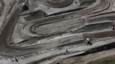 Atlılar, Hollanda Axel 'de zorlu bir motokros pistinde yarışıyorlar. Parlak güneş ışığı, bu heyecan verici kursun kıvrımlarında ve dönüşlerinde yarışmacıların yönlerini değiştirirken heyecanı arttırır..