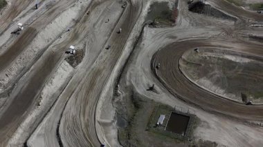 Motokros meraklıları, güneşli bir gün için Hollanda 'nın Axel kentinde toplandılar. Sürücüler bu hareketli sporda yeteneklerini sergileyerek toprak pistlerde gezinirler..