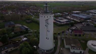 Güneş batarken Watertoren Oostburg 'un nefes kesici manzarasını keşfedin, manzarayı aydınlatın..