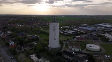 Altın bir günbatımının altında Watertoren Oostburg 'un güzel siluetine tanık olun. Kule, tarihi sakin alacakaranlık renkleriyle harmanlayarak tüm izleyicileri büyülüyor..