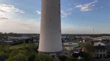 Güneş arka planda batarken Watertoren Oostburg 'un çarpıcı mimarisini keşfedin..