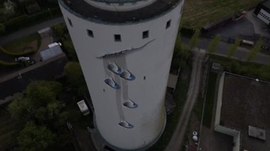 Watertoren Oostburg 'daki nefes kesici duvar resmine tanık olun. Tarih ve modern sanatın karışımı. Hollanda 'nın yemyeşil ve canlı yerel kültürüyle çevrili bu ikonik simgeyi keşfedin..