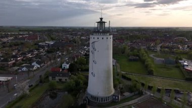 Güneş bu ikonik simgenin arkasında batarken, büyüleyici Watertoren Oostburg 'a bakın, büyüleyici Hollanda kasabası ve huzurlu çevresi üzerine sıcak bir parıltı saçıyor..