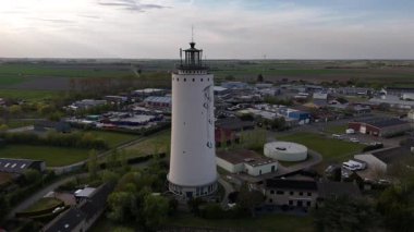 İkonik Watertoren Oostburg görkemli bir şekilde duruyor, yemyeşil alanlar ve yerel binalarla çevrili..