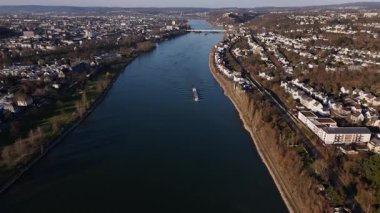 Gün batımının dingin güzelliğini tecrübe et Koblenz 'deki Ren Nehri' nin üzerine altın renkler dök..