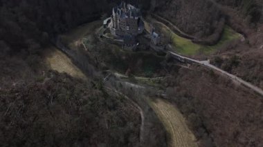 Moselle Nehri 'nin yukarısındaki yemyeşil tepeler ve vadilerle çevrili Eltz Şatosu' nun büyülü cazibesini deneyin. Bu ortaçağ mucizesi çarpıcı mimari ve nefes kesici doğal manzaraları sergiliyor..