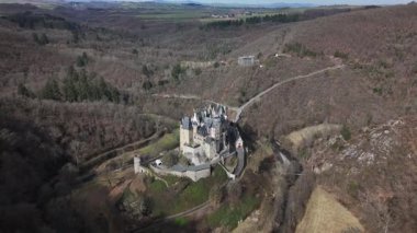 Eltz Şatosu 'nun büyüleyici güzelliğini keşfedin. Moselle' in üzerinde bulunan bir ortaçağ mücevheri. Huzurlu bir ortamda, yemyeşil bir tepenin ardında çarpıcı bir mimari sergileniyor..