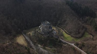 Tepelerin arasına yerleştirilmiş Eltz Castle, ortaçağ mimarisini sergiliyor. Etrafı canlı orman ve vadilerle çevrili olan vadi, tarihe kısa bir bakış sunuyor, kaşifler ve hayalperestler için mükemmel..