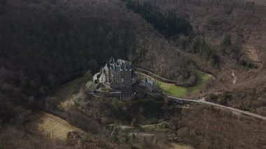 Moselle Nehri 'nin yukarısındaki manzaralı tepelere yerleşen Eltz Şatosu, yemyeşil yeşilliklerle çevrili olağanüstü ortaçağ mimarisini sergiliyor..