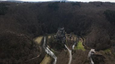 Eltz Şatosu 'nun nefes kesici güzelliğini keşfedin. Büyüleyici bir ortaçağ başyapıtı..