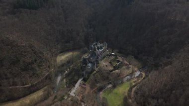 Huzurlu tepeler ve yemyeşil yeşilliklerle çevrili Eltz Kalesi 'nin çarpıcı mimarisini keşfedin. Alman Moselle bölgesinin kalbinde ortaçağ tarihine bir göz atalım..