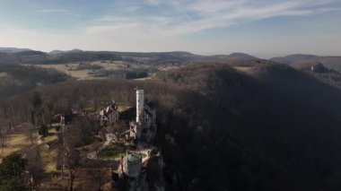 Swabian Jura 'ya yerleşen Lichtenstein Kalesi, Gotik Diriliş mimarisi ve nefes kesici manzaraları sergiliyor..