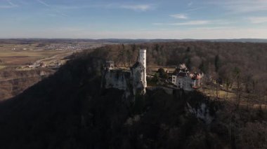 Lichtenstein Kalesi 'nin çarpıcı Gotik Diriliş mimarisine tanık olun. Açık bir kış gününde zarif bir şekilde Swabian Jura' sına bakıyor. Huzurlu manzaralar ve antik ağaçlarla çevrili..