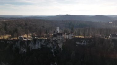 Swabian Jura 'ya yerleşen Schloss Lichtenstein, nefes kesici manzaralarla çevrili bir uçurumun tepesinde gururla duruyor. Bu büyüleyici ortamda çarpıcı mimarisini ve zengin tarihini keşfedin.