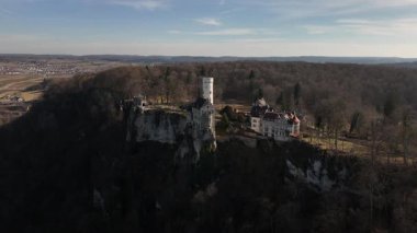 Gotik Diriliş başyapıtı Lichtenstein Kalesi 'nin nefes kesici güzelliğini tecrübe edin. Swabian Jura 'ya yerleşmiş olan kale çarpıcı manzaralar ve zengin bir tarih sunuyor..