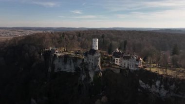 Lichtenstein Kalesi 'nin kayalık bir uçuruma tünemiş çarpıcı mimarisini tecrübe edin. Kendini bu Gotik Diriliş başyapıtını çevreleyen huzurlu manzaralara daldır..