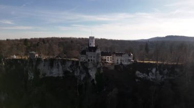 Lichtenstein Kalesi 'nin muhteşem mimarisini keşfedin. Güney Almanya' daki kayalıklara tünemişti. Gotik Diriliş tasarımının güzelliğini doğanın nefes kesici arka planına karşı deneyimleyin..