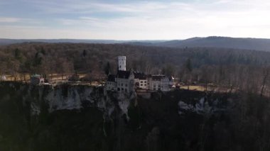 Lichtenstein Kalesi engin güney Alman manzarasına karşı Gotik Diriliş mimarisini sergileyen engebeli bir uçurumun üzerinde görkemli bir şekilde duruyor. Zengin tarihini ve çarpıcı manzarasını keşfedin.
