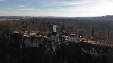 Swabian Jura 'ya yerleşen Lichtenstein Kalesi Gotik Diriliş mimarisi ve nefes kesici çevresiyle büyülenir. Zengin tarihini ve çarpıcı manzarasını yukarıdan görün..