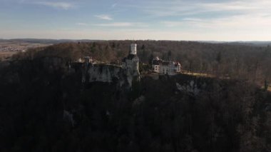 Lichtenstein Şatosu 'nun nefes kesen Gotik Diriliş mimarisini tecrübe etmek Swabian Jura' daki bir uçurumun üzerinde görkemli bir şekilde tünedi..