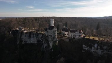 Swabian Jura 'ya yerleşen Lichtenstein Kalesi, Gotik Diriliş mimarisini sergiliyor. Doğa, görkemli manzaraları tamamlar ve onu gerçek bir peri masalı mekanı yapar..