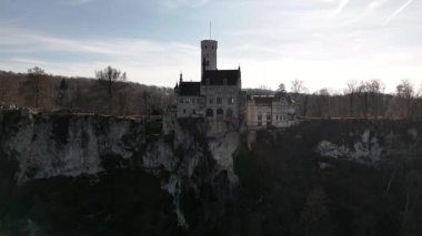 Güney Almanya 'daki görkemli Lichtenstein Kalesi' ni keşfedin. Bu Gotik Uyanış mucizesi, ziyaretçileri büyüleyici mimarisi ve nefes kesici manzarasına hayret etmeye davet ediyor..