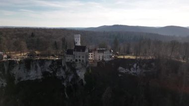 Swabian Jura 'ya yerleşen Lichtenstein Kalesi Gotik Diriliş mimarisi ile büyülenir..