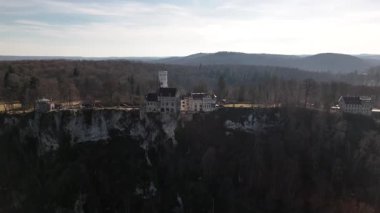 Swabian Jura 'da bir uçuruma tünemiş nefes kesici Lichtenstein Kalesi' ni keşfedin. Gotik Diriliş mimarisini ve temiz bir gökyüzünün altındaki büyüleyici manzaraları tecrübe edin..