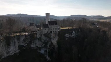 Kendini Lichtenstein Şatosu 'nun nefes kesici güzelliğine daldır, baş döndürücü uçurumlara tünemiş..
