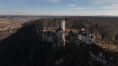 Dramatik bir uçurumun tepesine kurulmuş Lichtenstein Şatosu Gotik bir cazibe yayıyor. Güney Almanya 'daki bu mimari mücevher çarpıcı görüşleri ve zengin tarihi ile keşif ve huşu uyandırıyor..